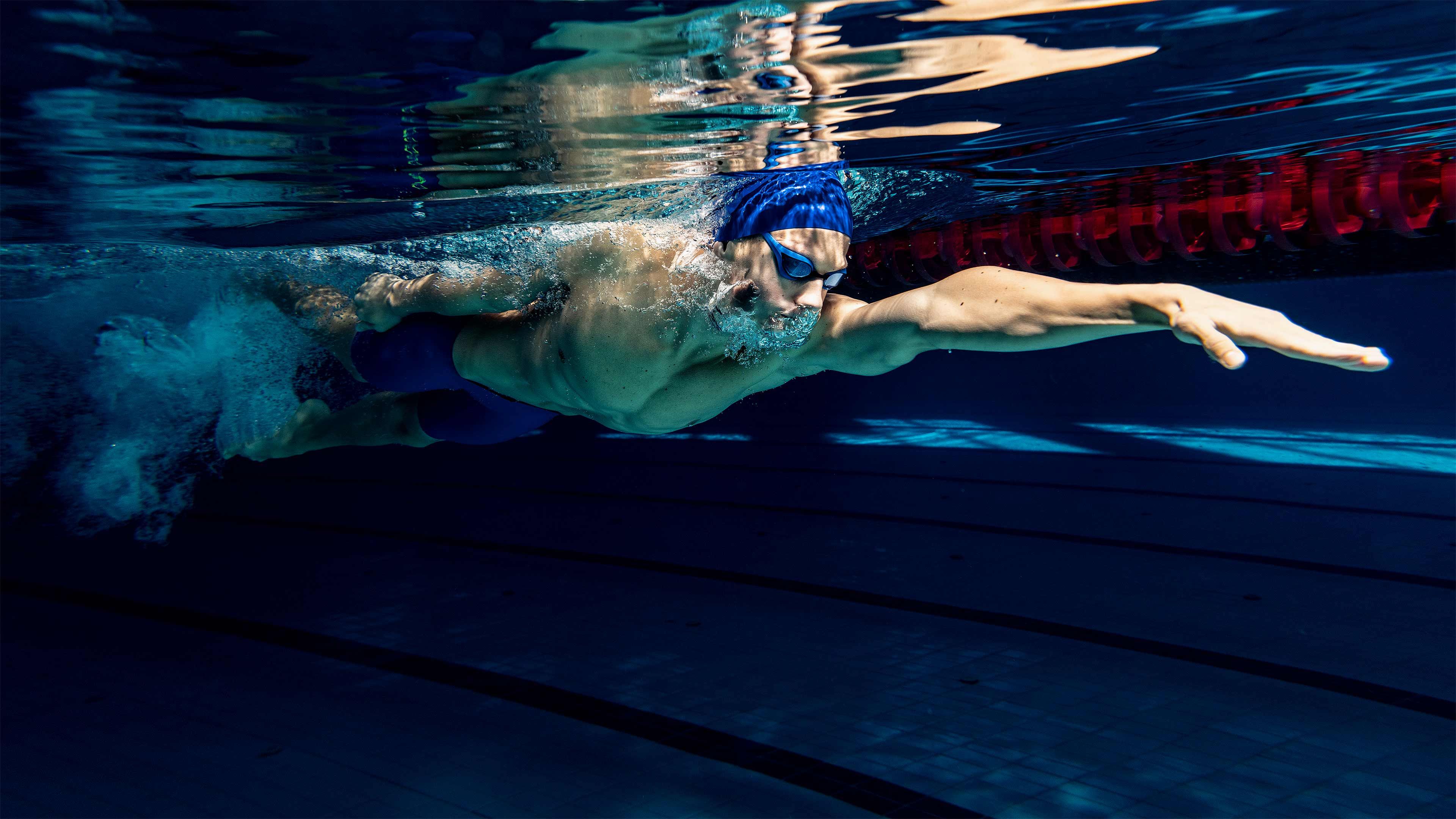 Bild von einem Schwimmer unterwasser